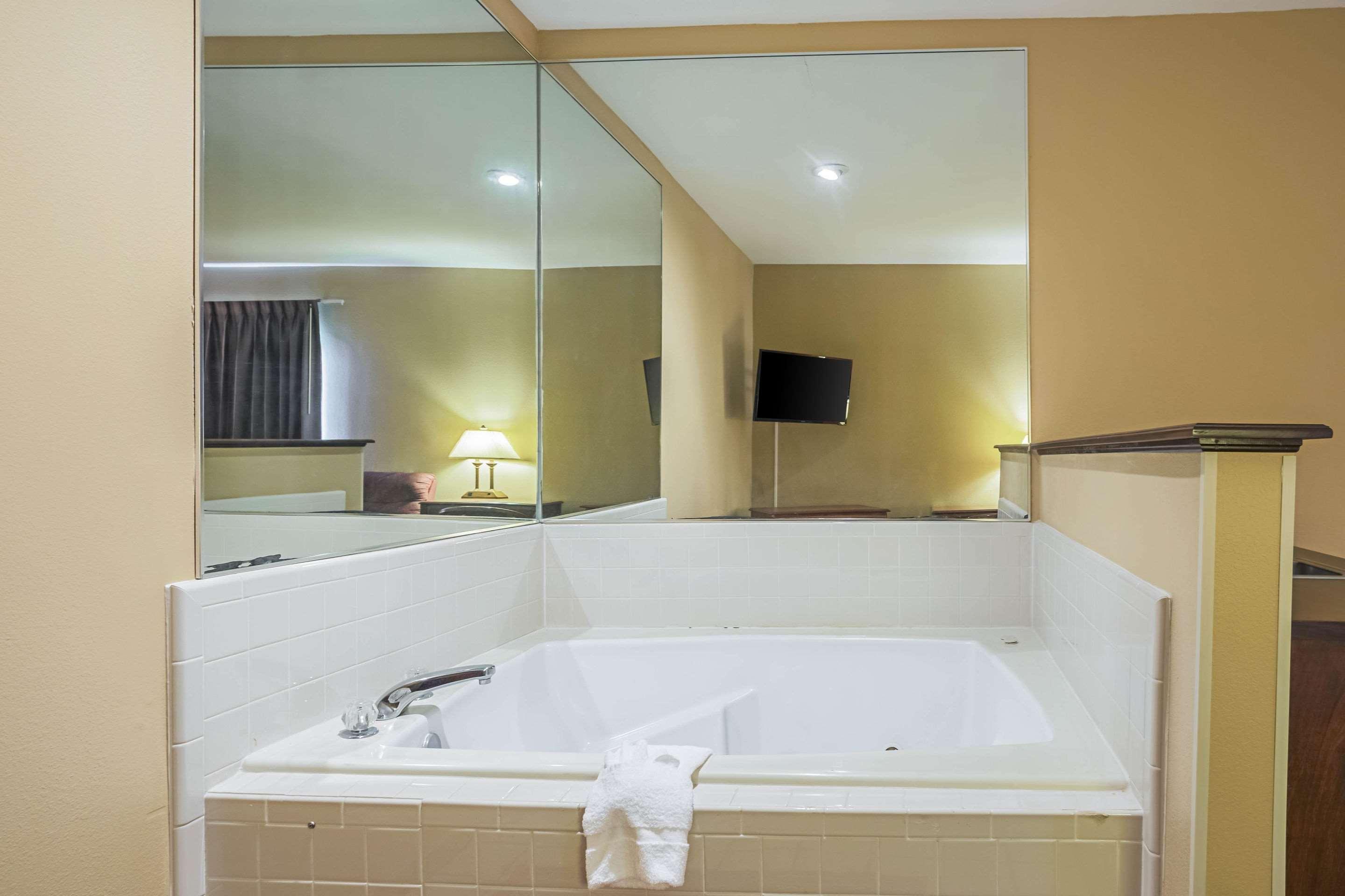 Econo Lodge Inn & Suites Ripley Buitenkant foto
